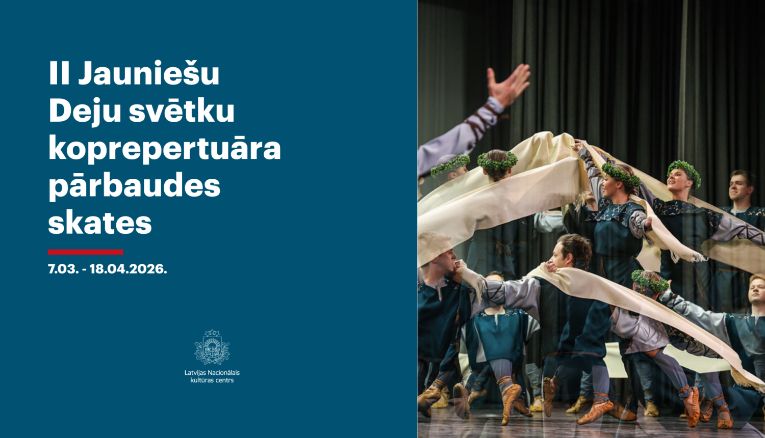 Tautas deju kolektīvs dejo ar baltiem lakatiem un zilos tērpos