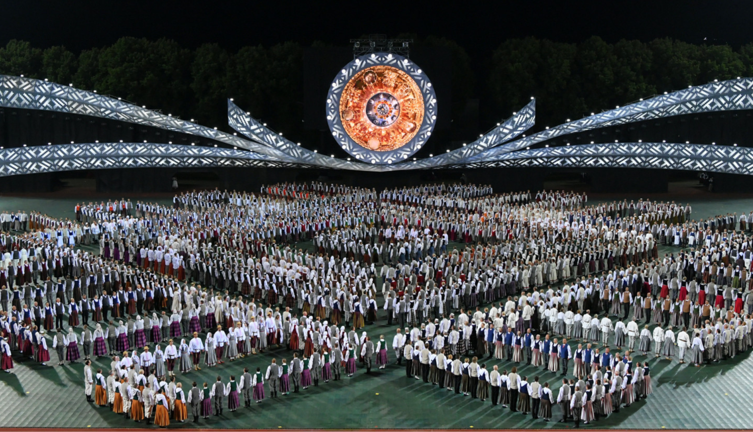 Deju lieluzvedumā "Mūžīgais dzinējs" uz stadiona laukuma dejotāji veido rakstus. Dziesmu un deju svētki 2023. gadā