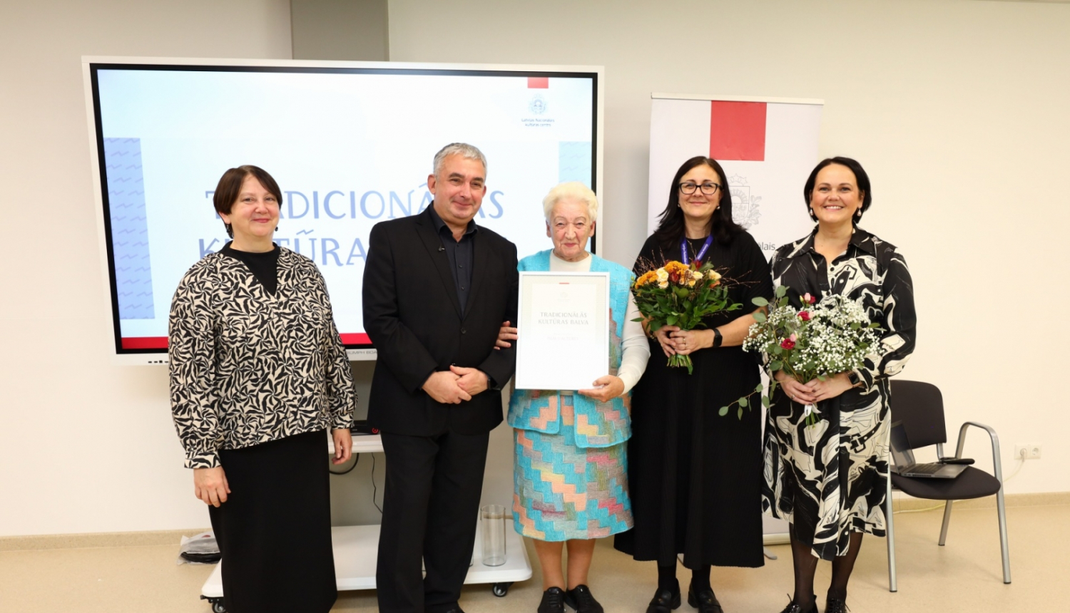 Tradicionālās kultūras izcilības balva - laureāte Ina Valtere centrā