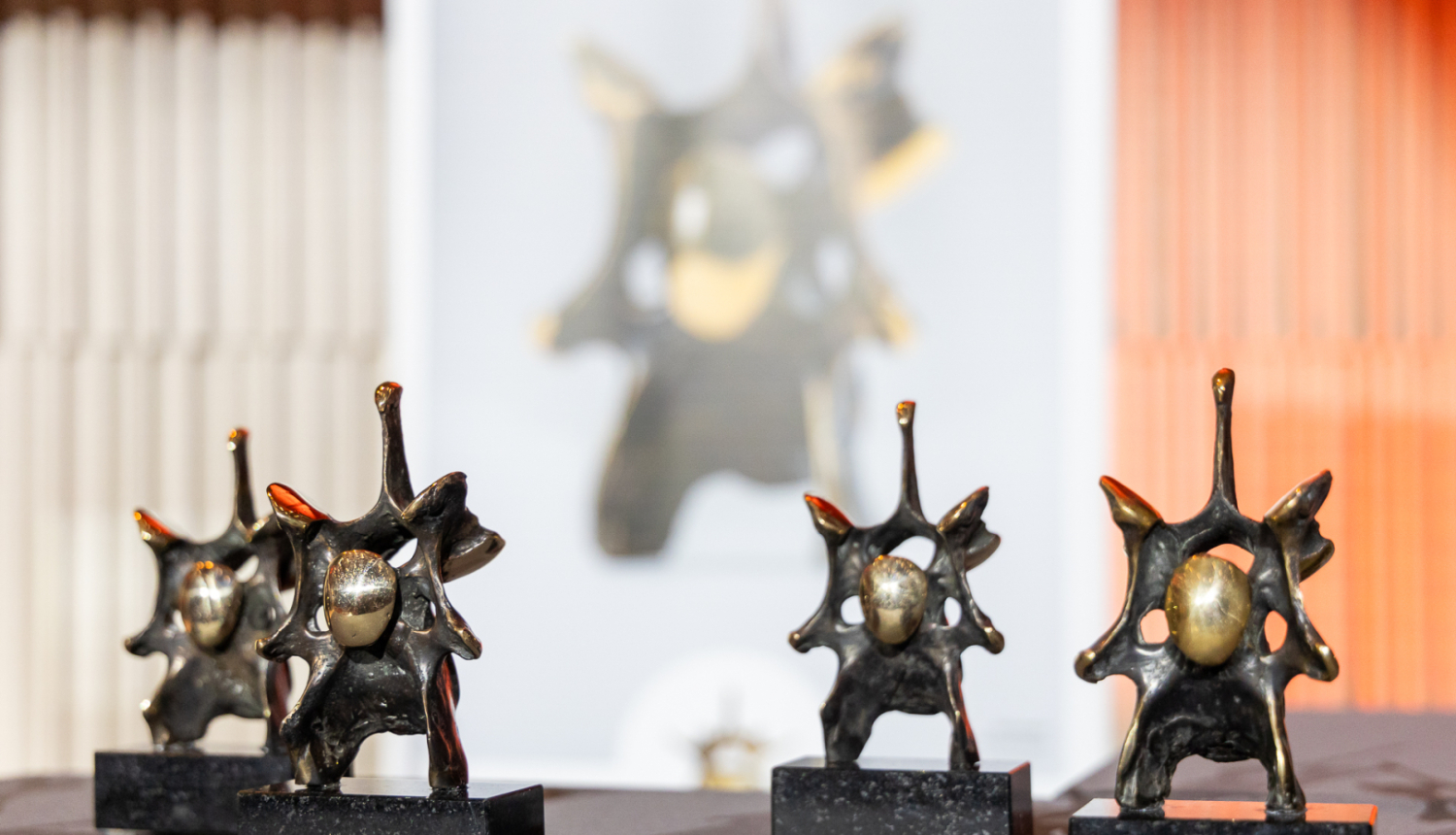 Kormūzikas balvas - metāla statuetes mugurkaula skrimšļa formā