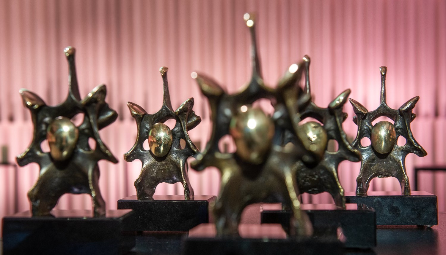 Kormūzikas balva - metāla statuete, kas veidota kā cilvēka mugurkaula daļa