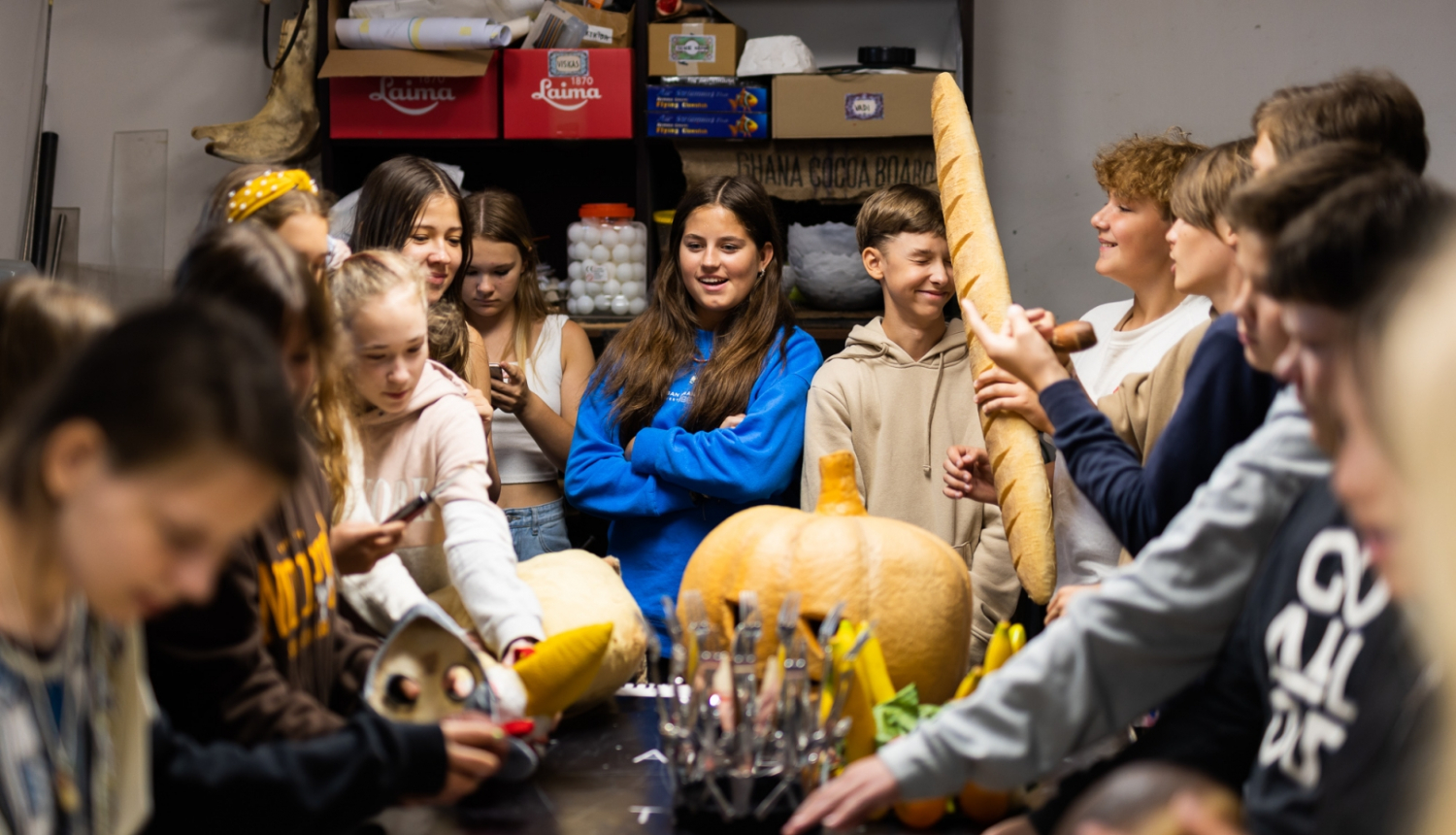 Skolēni ekskursijā Latvijas Nacionālajā teātrī. Foto: Reinis Oliņš