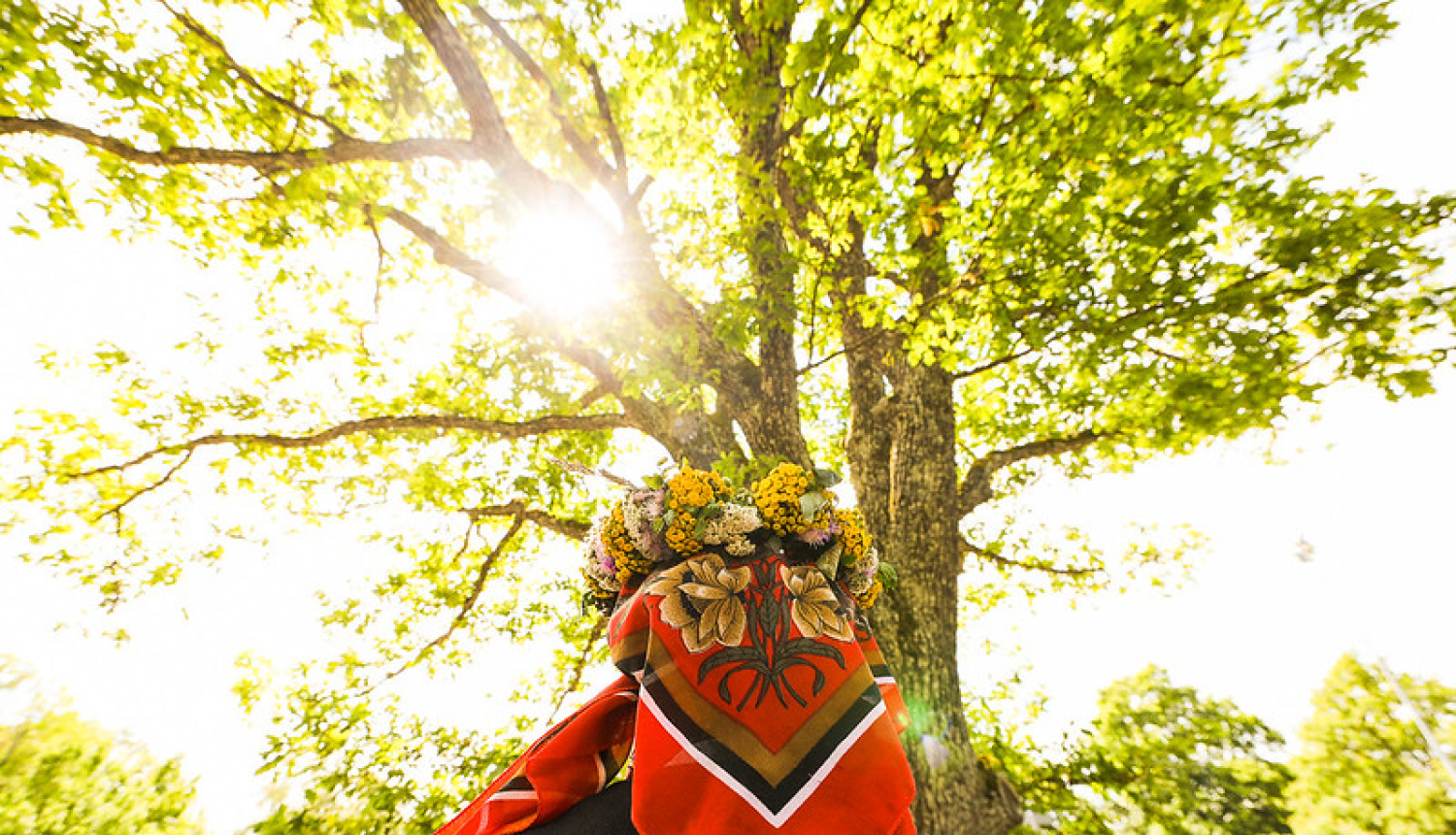 Sieviete taututērpā