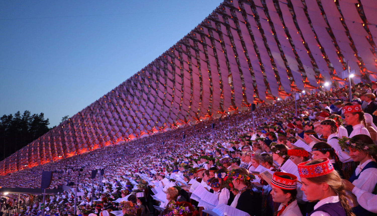 Kora dziedātājas Dziesmu un deju svētkos Mežaparka Lielajā estrādē. Novakars.
