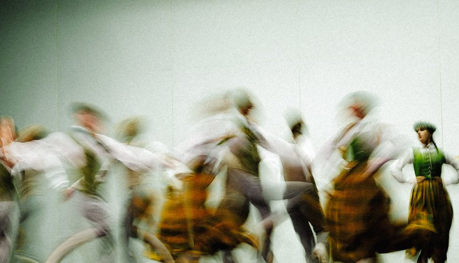 Tautas deju kolektīvs dejo