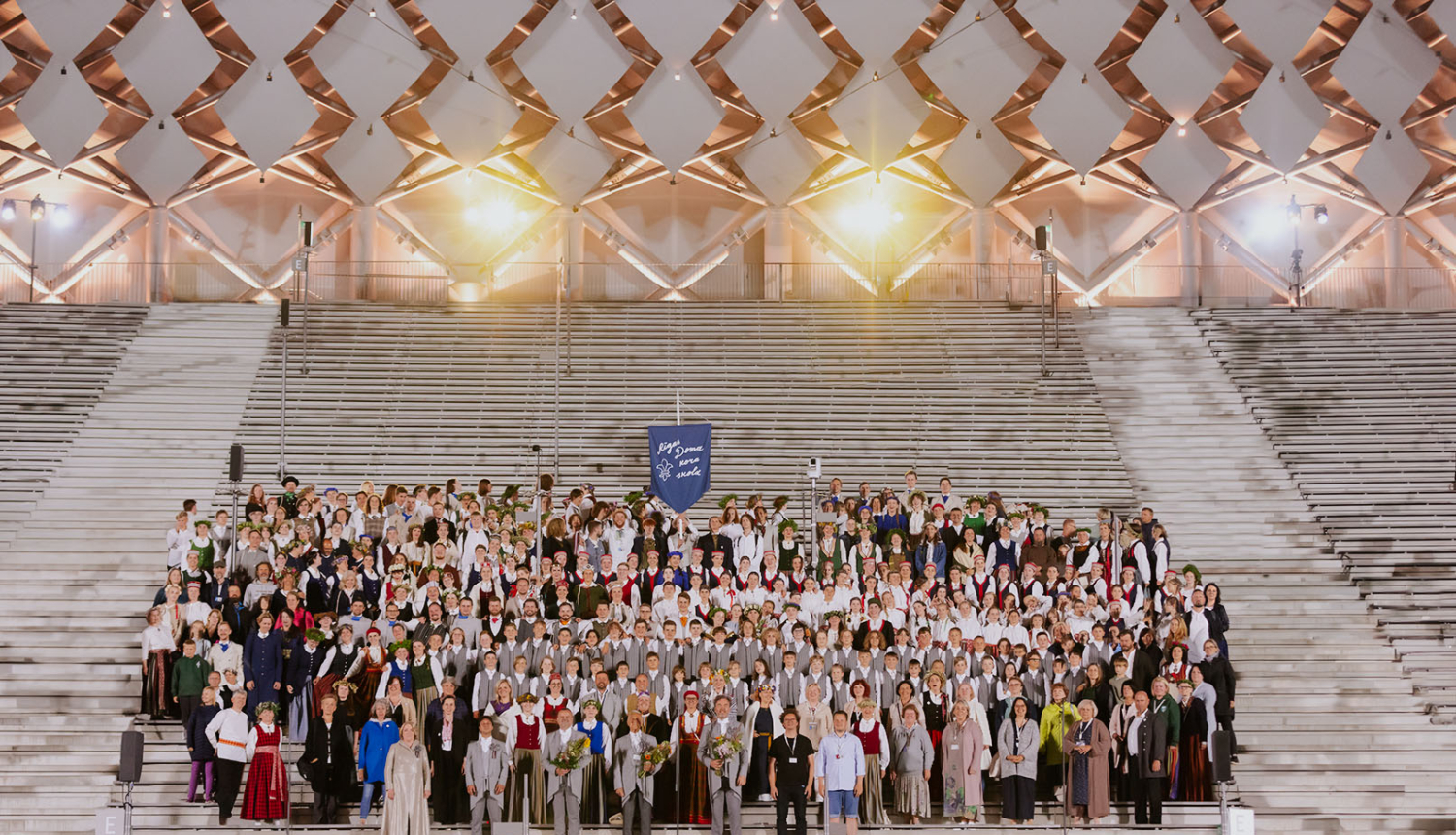 Rīgas Doma kora skolas kolektīvs Dziesmu svētku estrādē