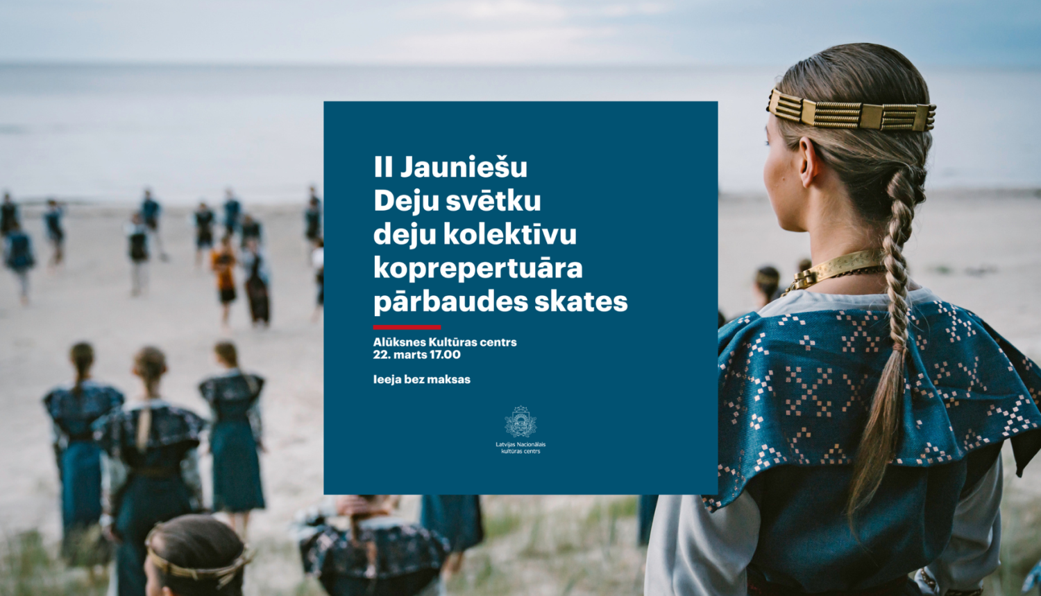 Deju kolektīva dalībnieki pie jūras