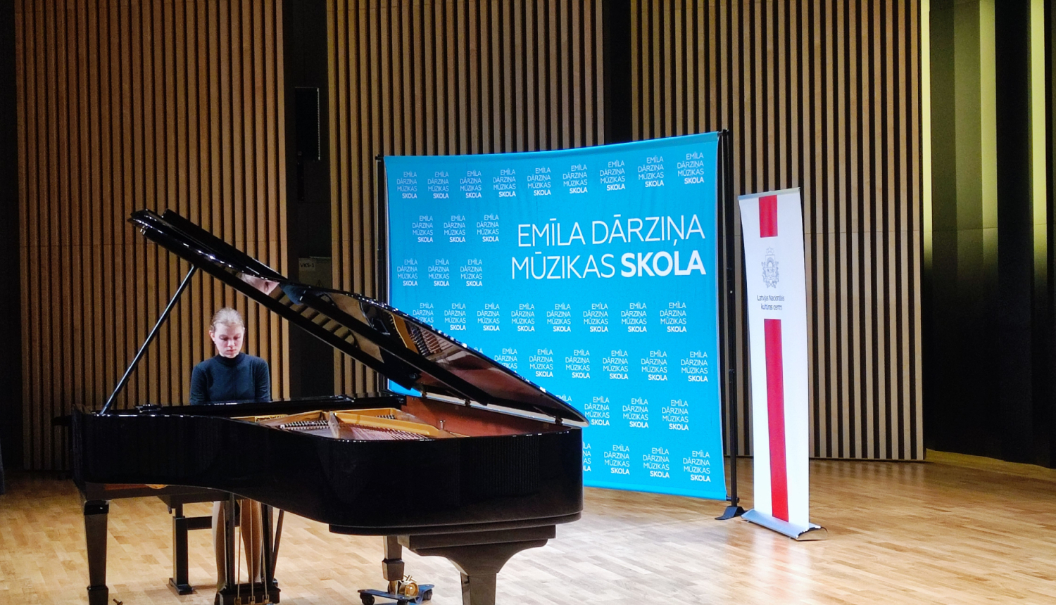 Mūzikas vidusskolas audzēkne spēlē flīģeli Valsts konkursā