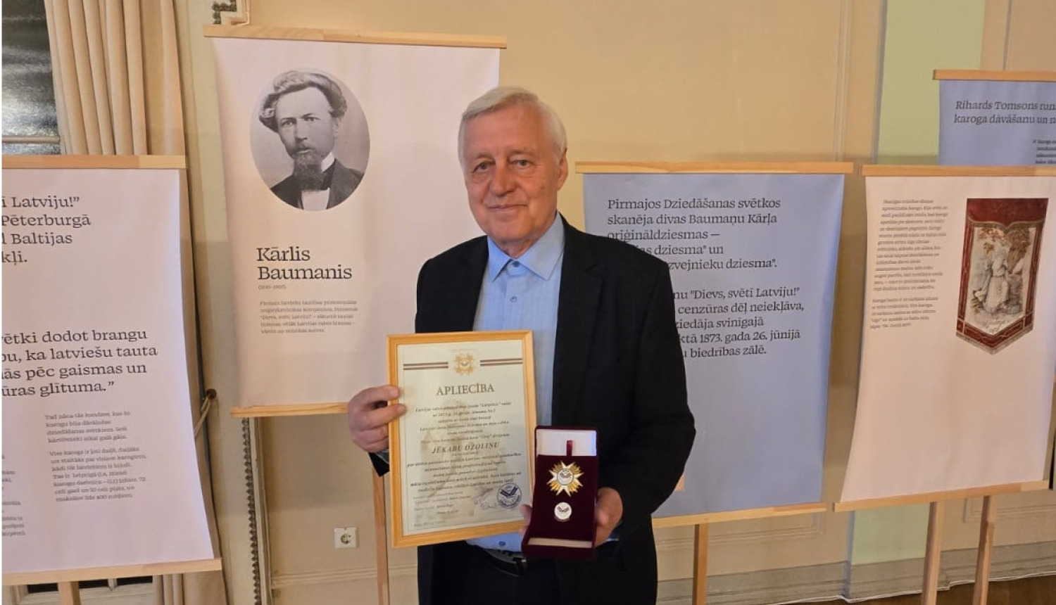 Jēkabs Ozoliņš ar apbalvojumiem