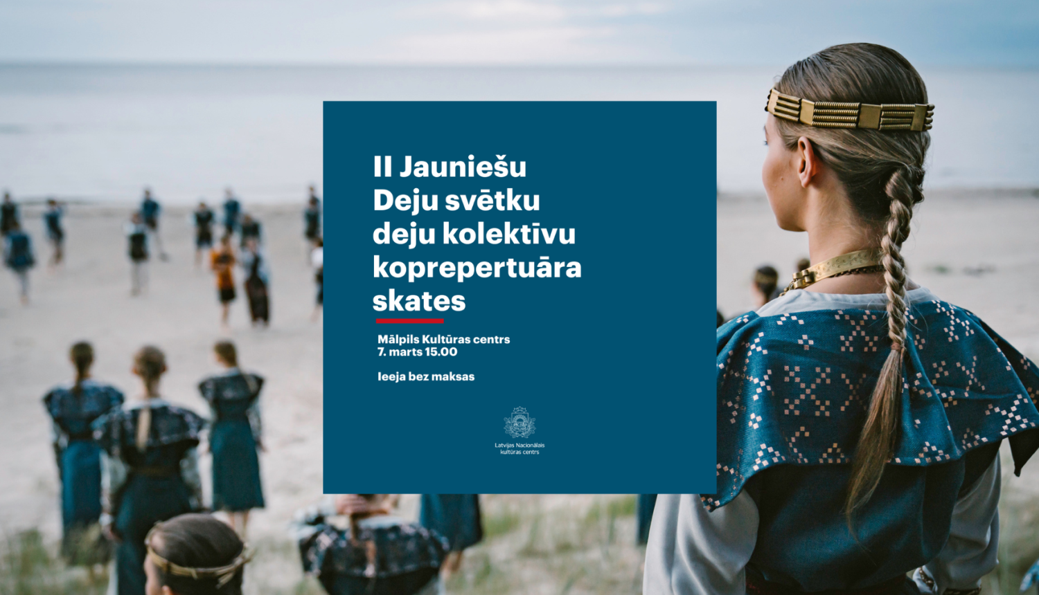 Dejotāji zilos tautas tērpos pie jūras