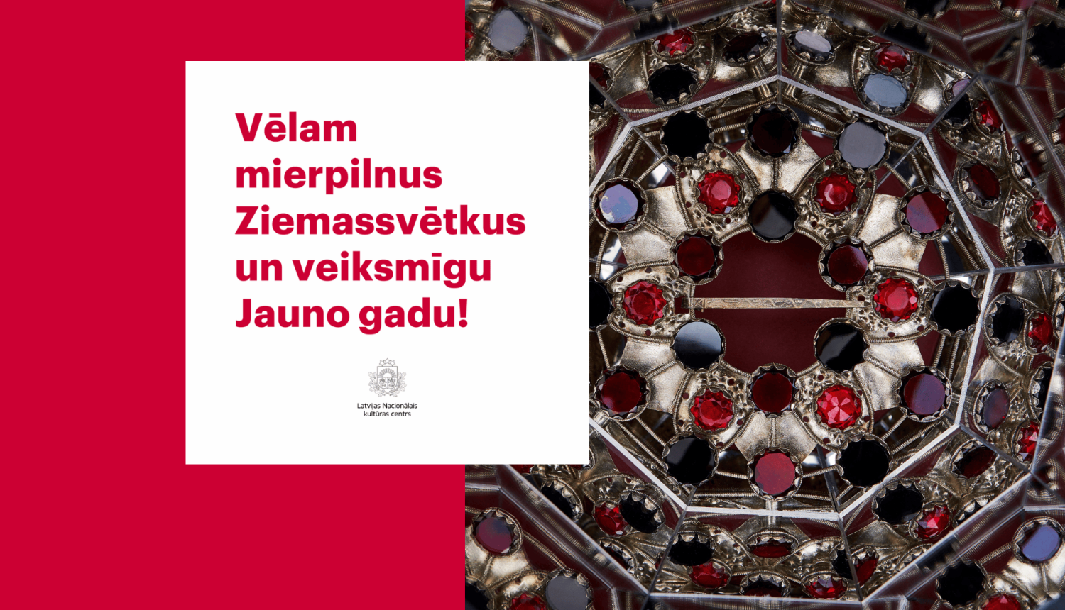 Attēlā redzama krāšņa sakta ar sarkaniem akmentiņiem