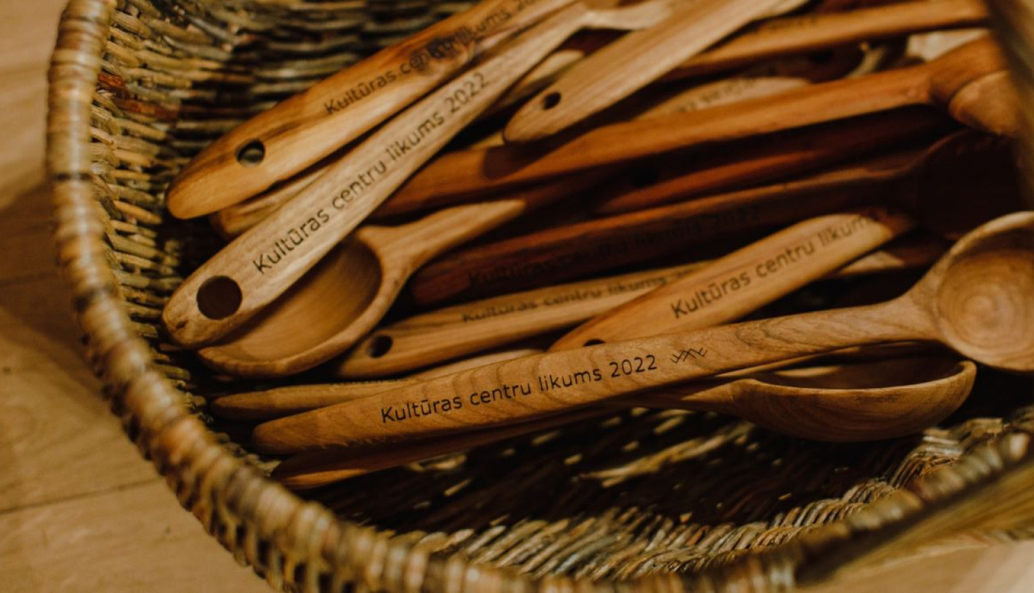 Koka karotes ar uzrakstu Kultūras centru likums 2022