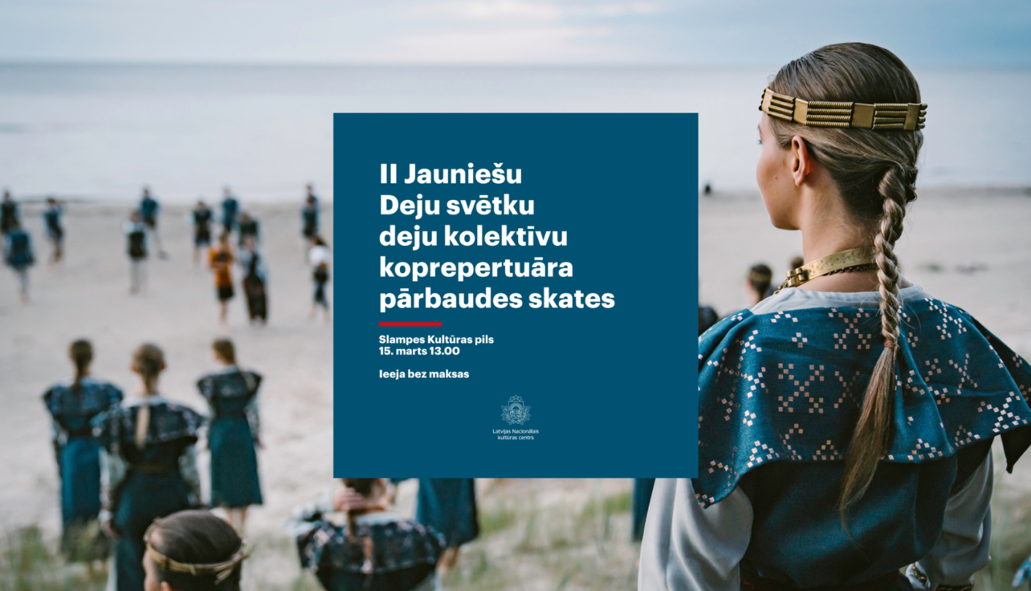 Dejotāji zilos tautas tērpos pie jūras