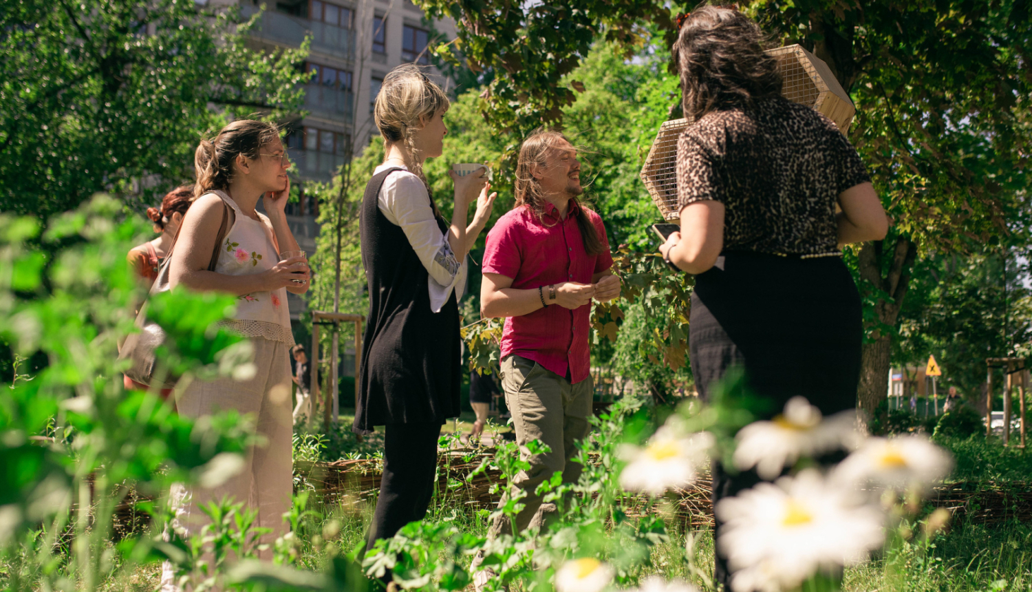 Cilvēki brīvā dabā sarunājas