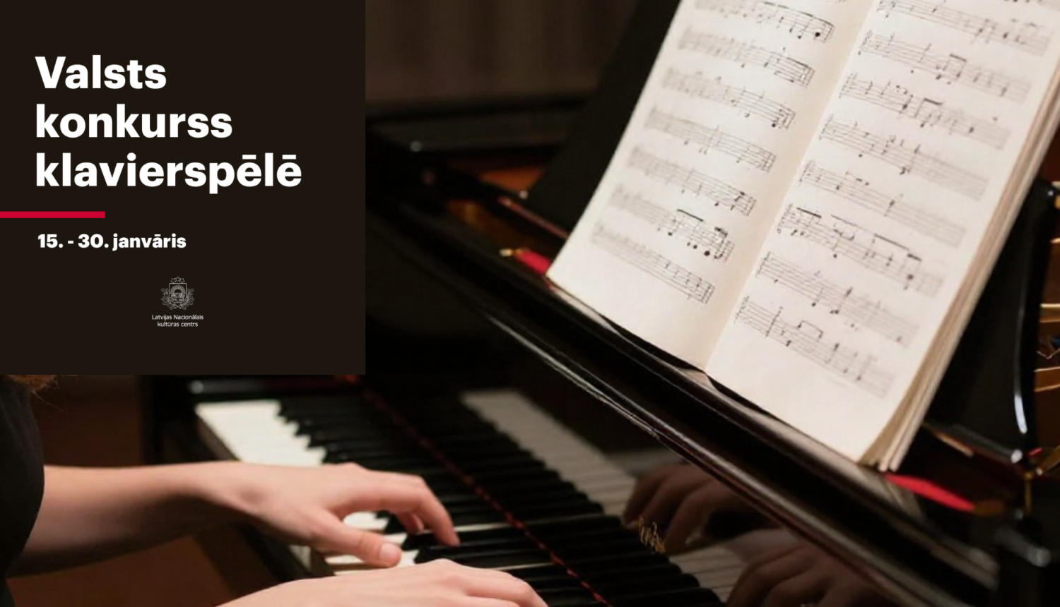 Tuvplānā klavieres, pianista rokas un nošu partitūra