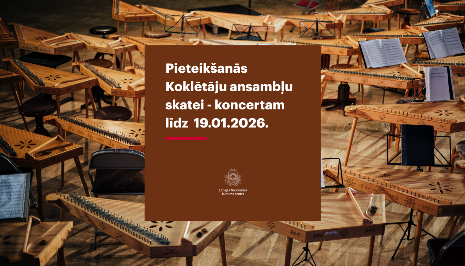 Koncertkokles un krēsli izvietoti uz skatuves pirms koncerta