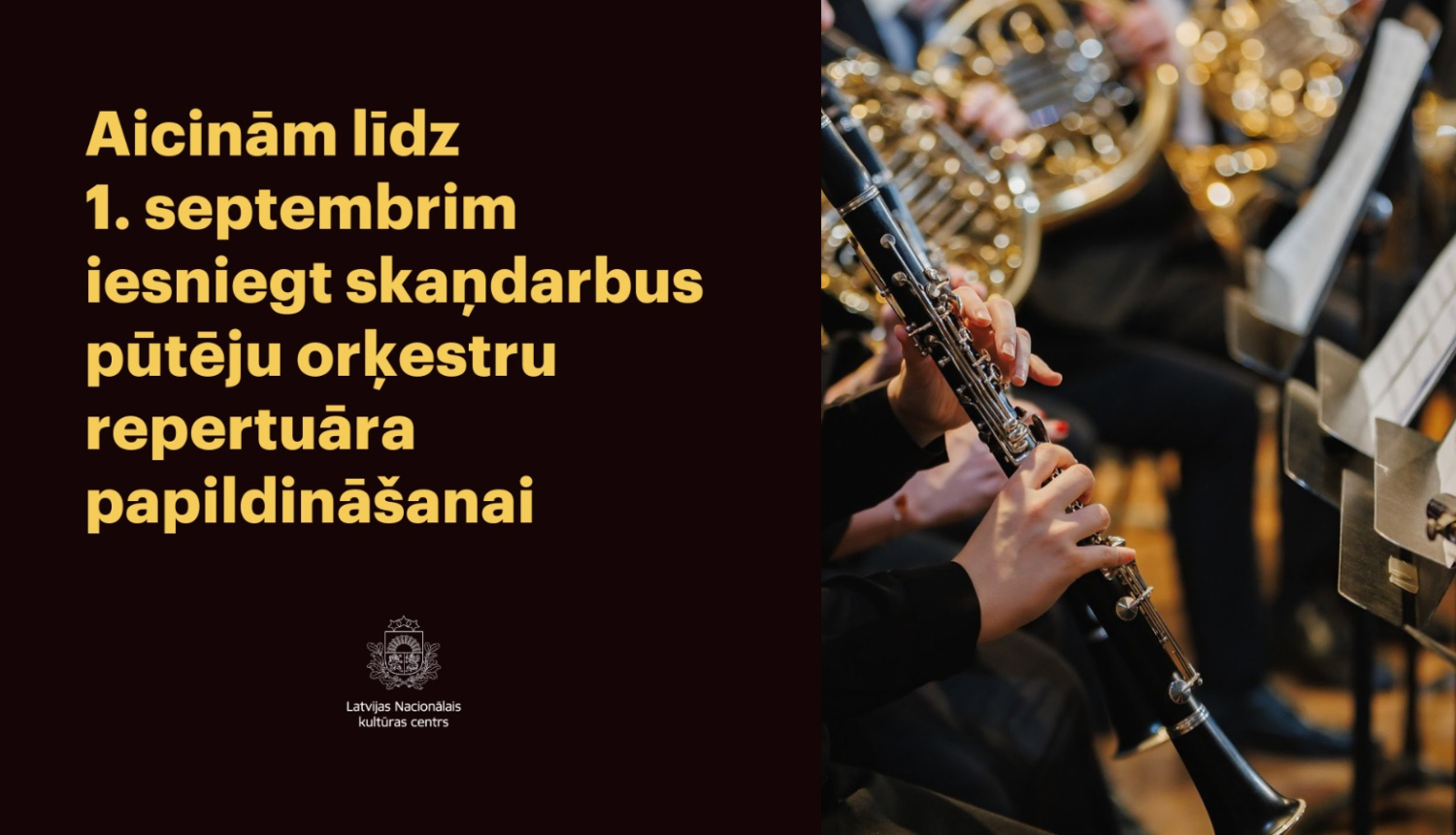 Tuvplānā pūšamie mūzikas instrumenti un nošu pultis koncertā uz skatuves