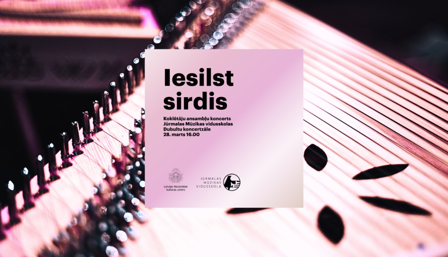 Kokles tuvplāns rozā gaismā