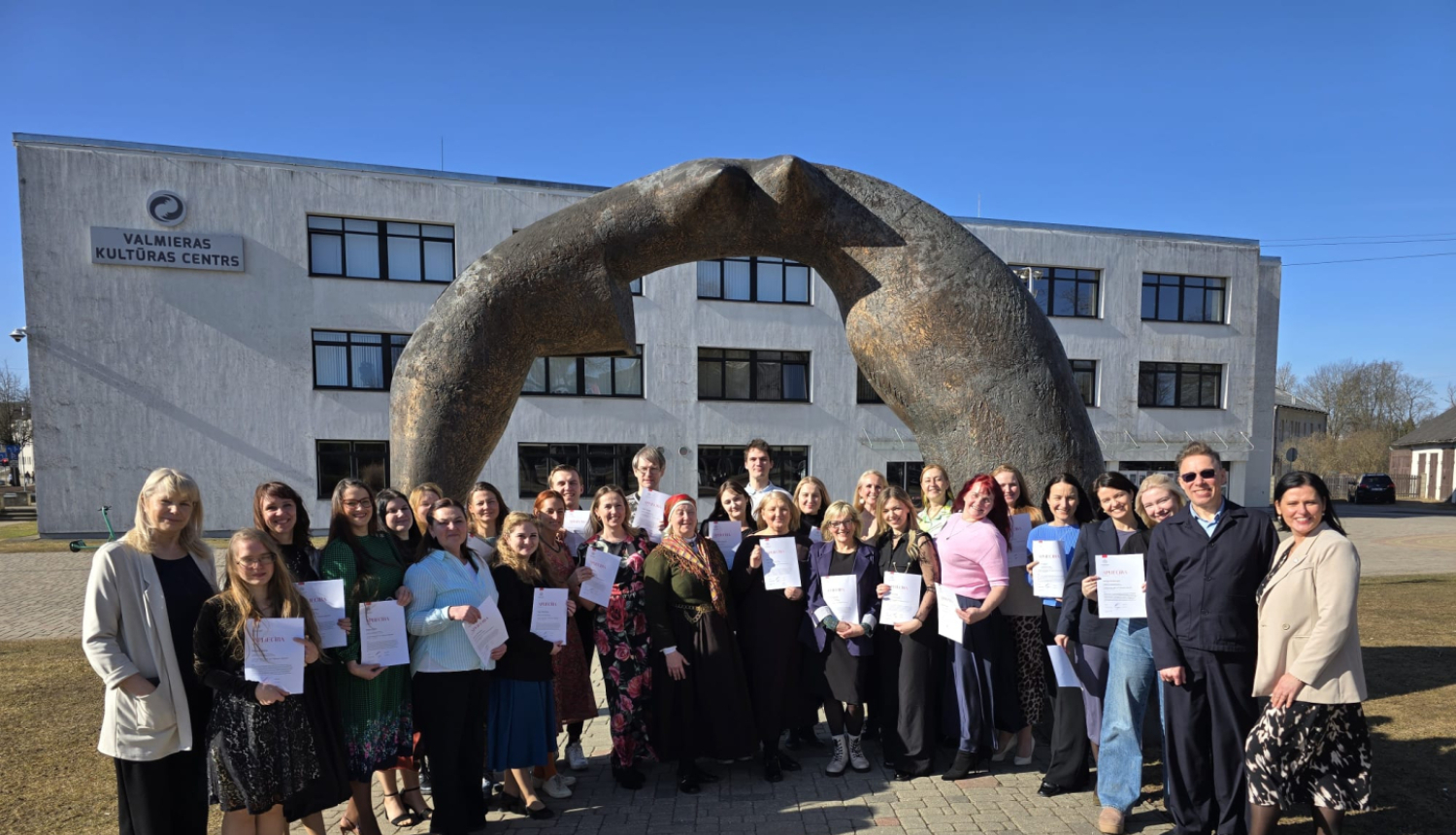 Latviešu deju skolas X absolventi ar sertifikātiem rokās