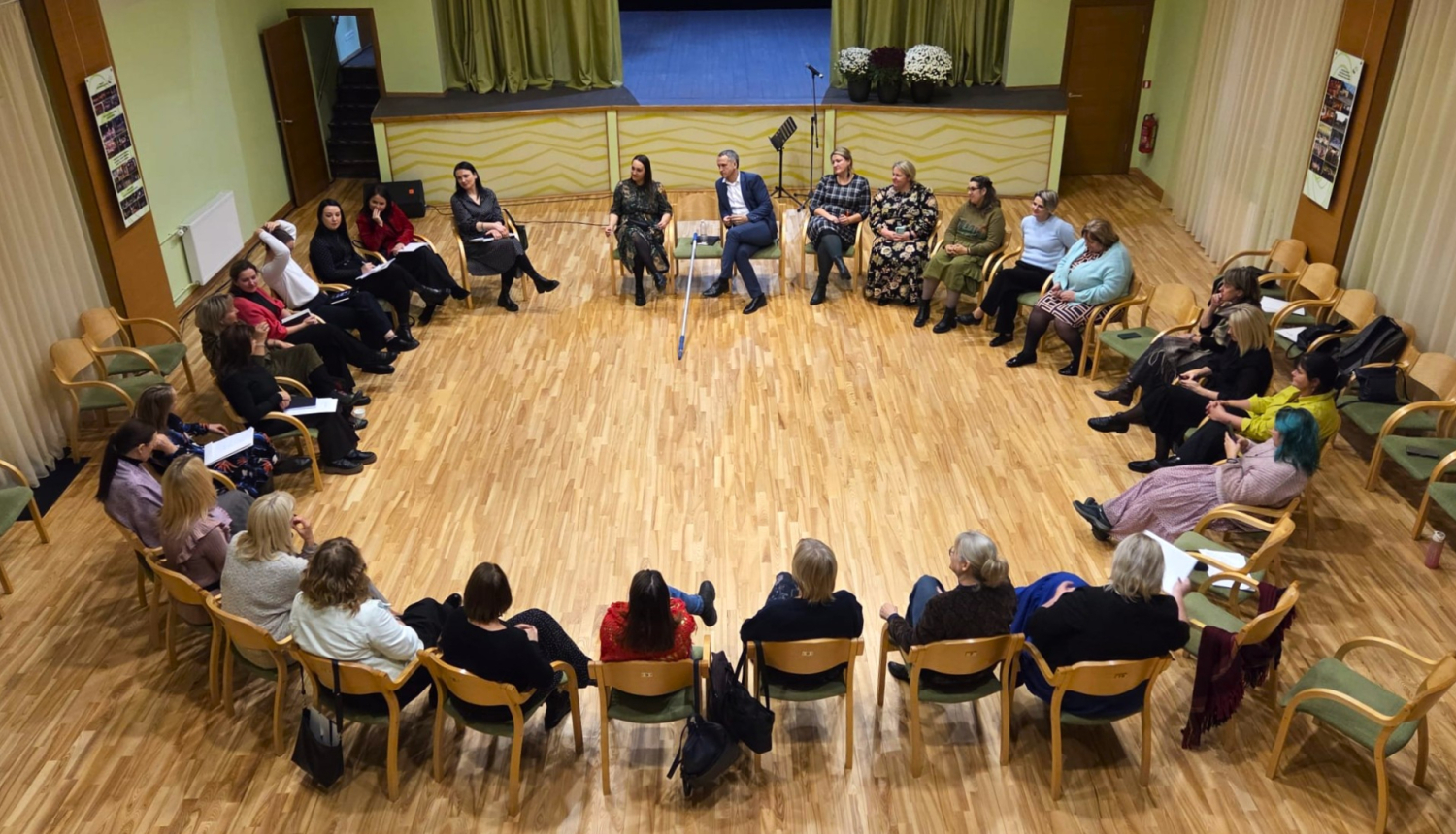 Kultūras centru vadītāji aplī diskutē kopā ar režisoru Intaru Rešetinu-Pētersonu