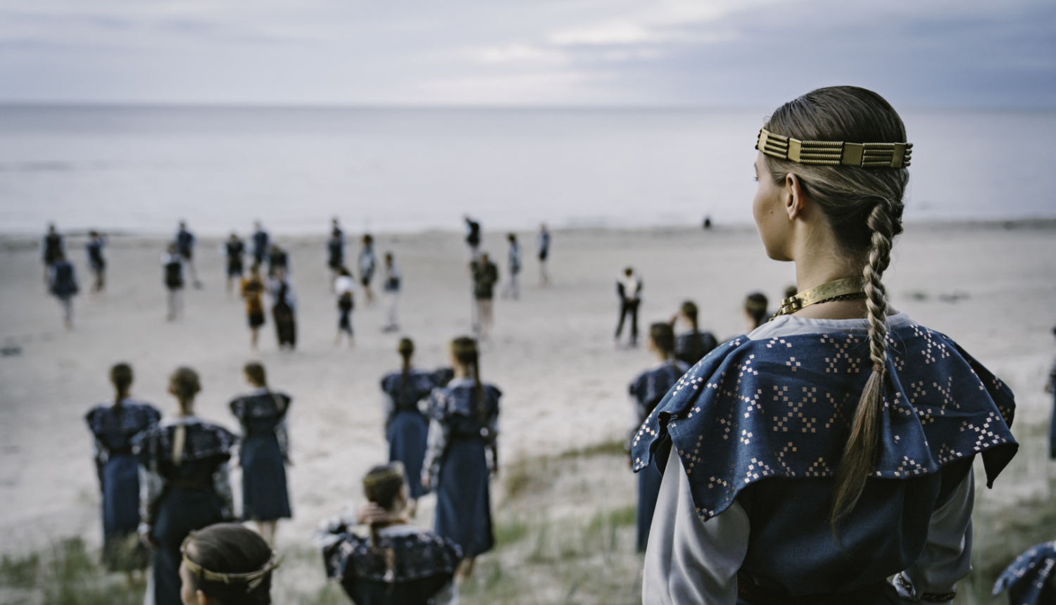 Dejotāji jūras krastā