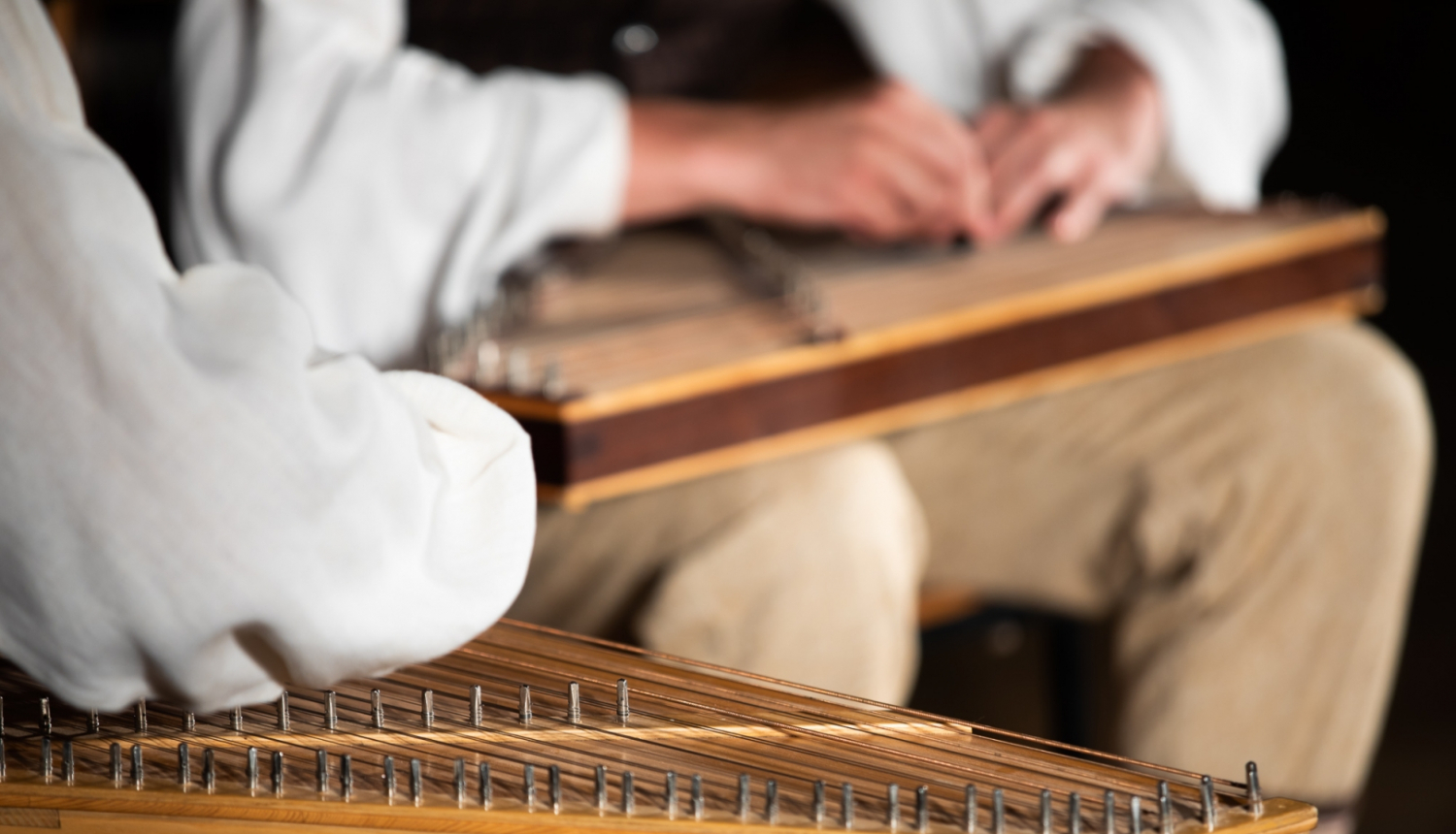 divi koklētāji spēlē kokles