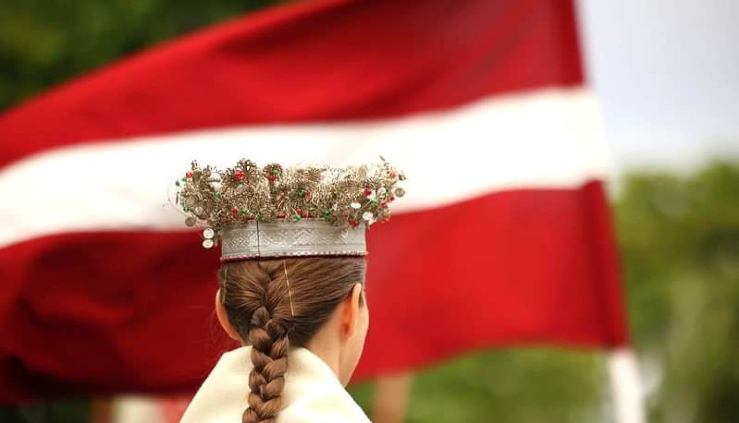 Latvijas karogs un tautumeita