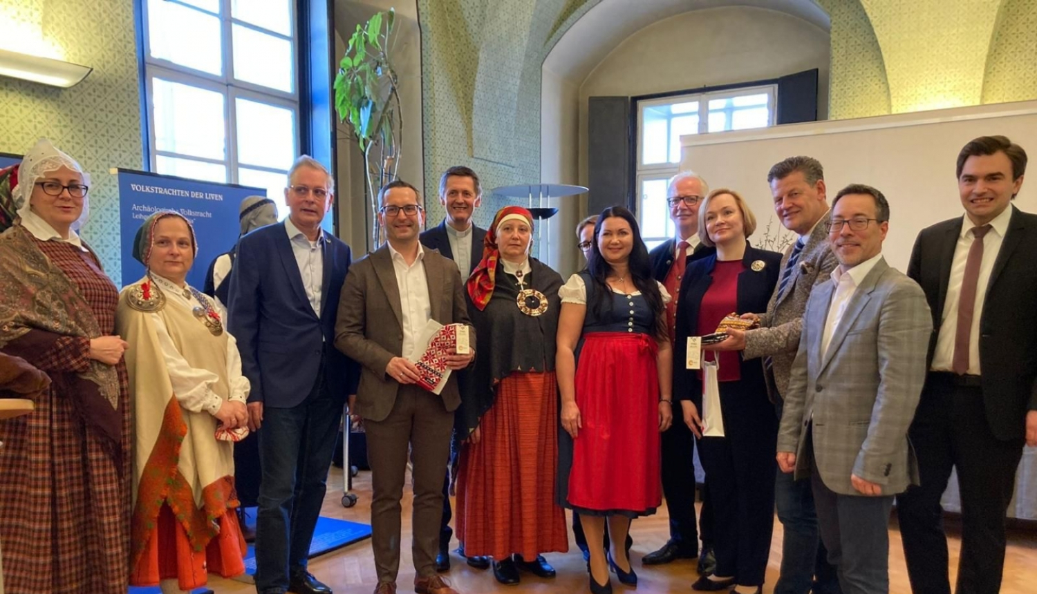 Izstādes "Latvija un tās tautastērpi" dalībnieki