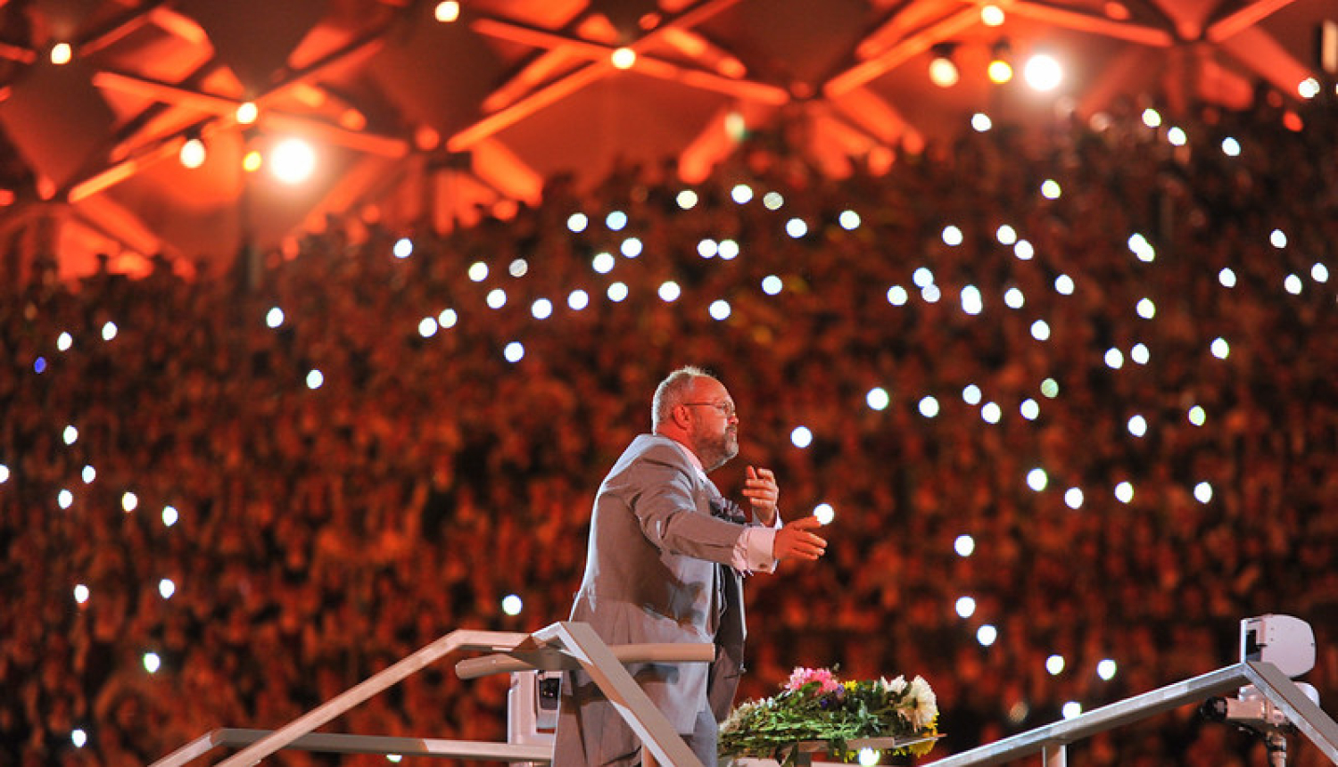 Diriģents_Māris_Sirmais_diriģē_lielo_kopkori_Mežaparka_Lielajā_estrādē