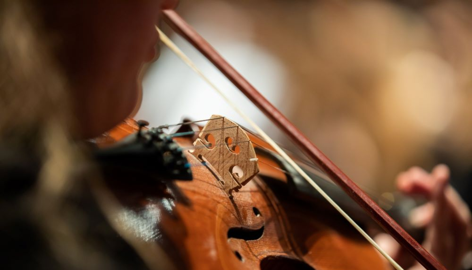 Skolēns spēlē vijoli