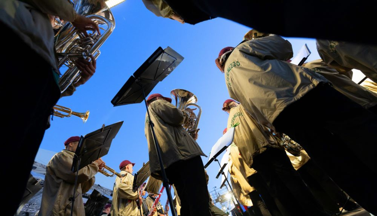 Attēls ar pūtēju orķestra dalībniekiem