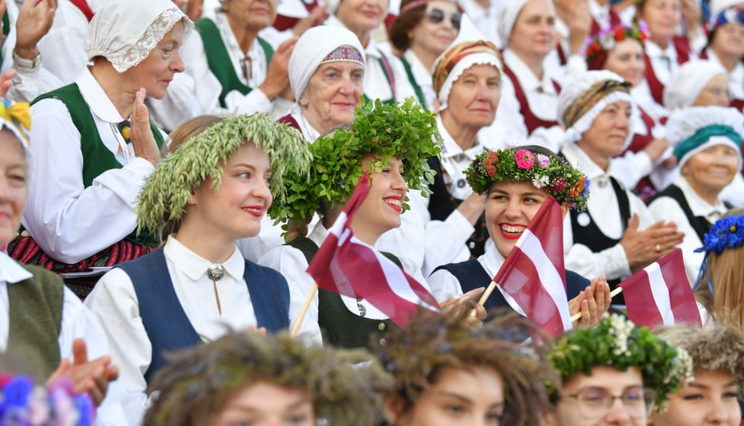 Dziesmu svētku dalībnieki estrādē