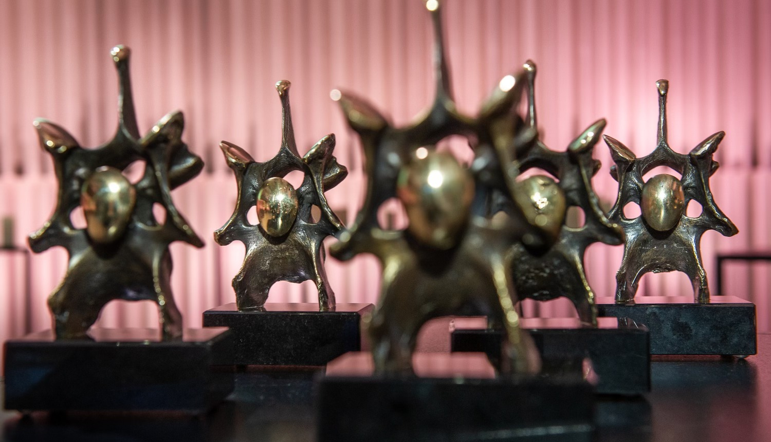 Kormūzikas balva - metāla statuete, kas veidota kā cilvēka mugurkaula daļa