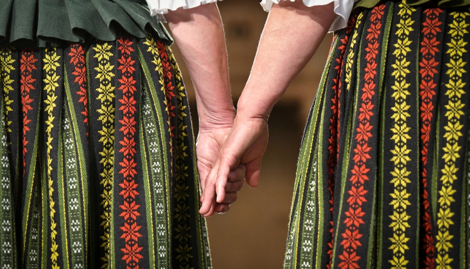 Sievietes tautas tērpos