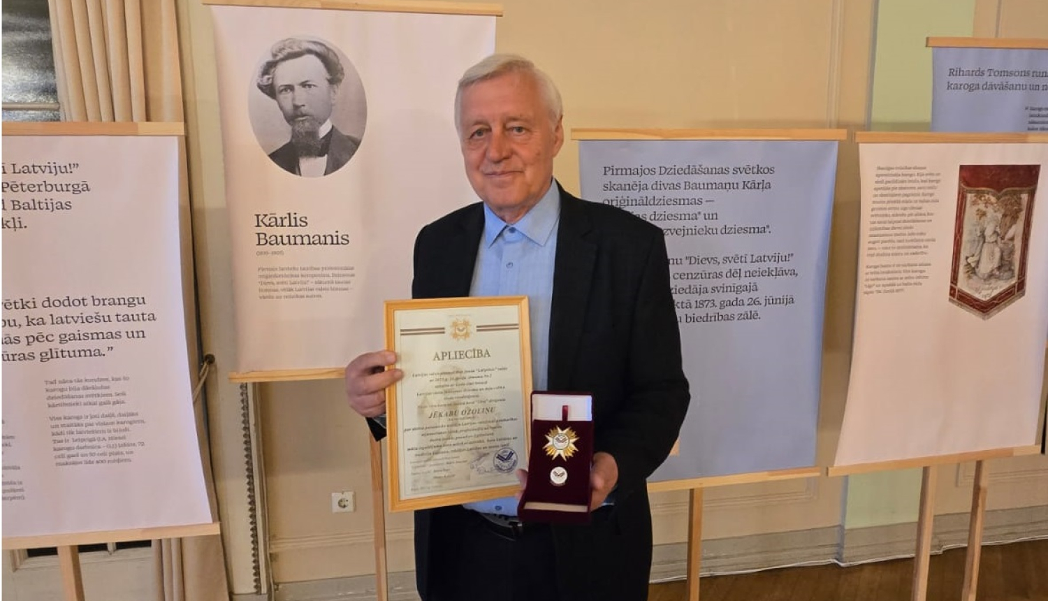 Jēkabs Ozoliņš ar apbalvojumiem