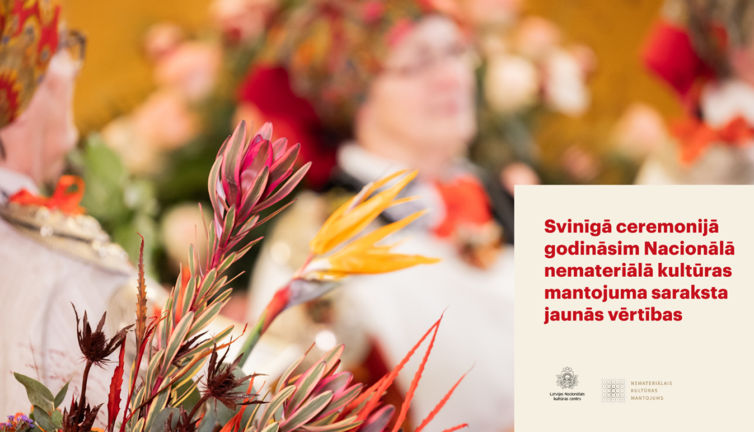 Ziedi un Bārtas kultūrtelpas pārstāves fonā