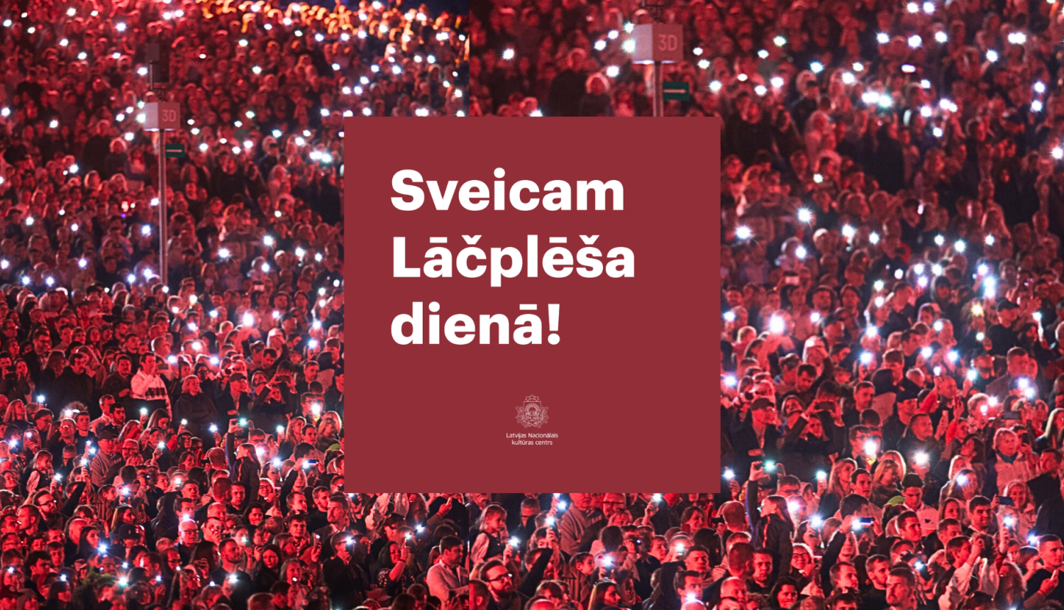 Cilvēki Mežaparka estrādē spīdina gaismiņas