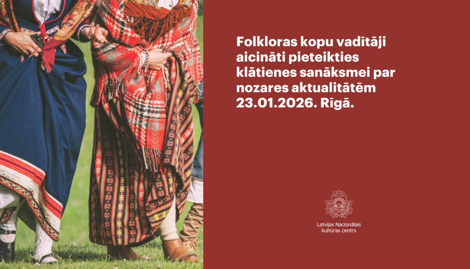 Attēlā tuvplānā redzamas divas sievietes tautastērpos kustībā.